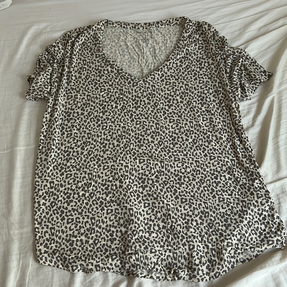 AMERICAN EAGLE LEOPARD PRINT SOFT AND SEXY TEE SIZE MEDIUM